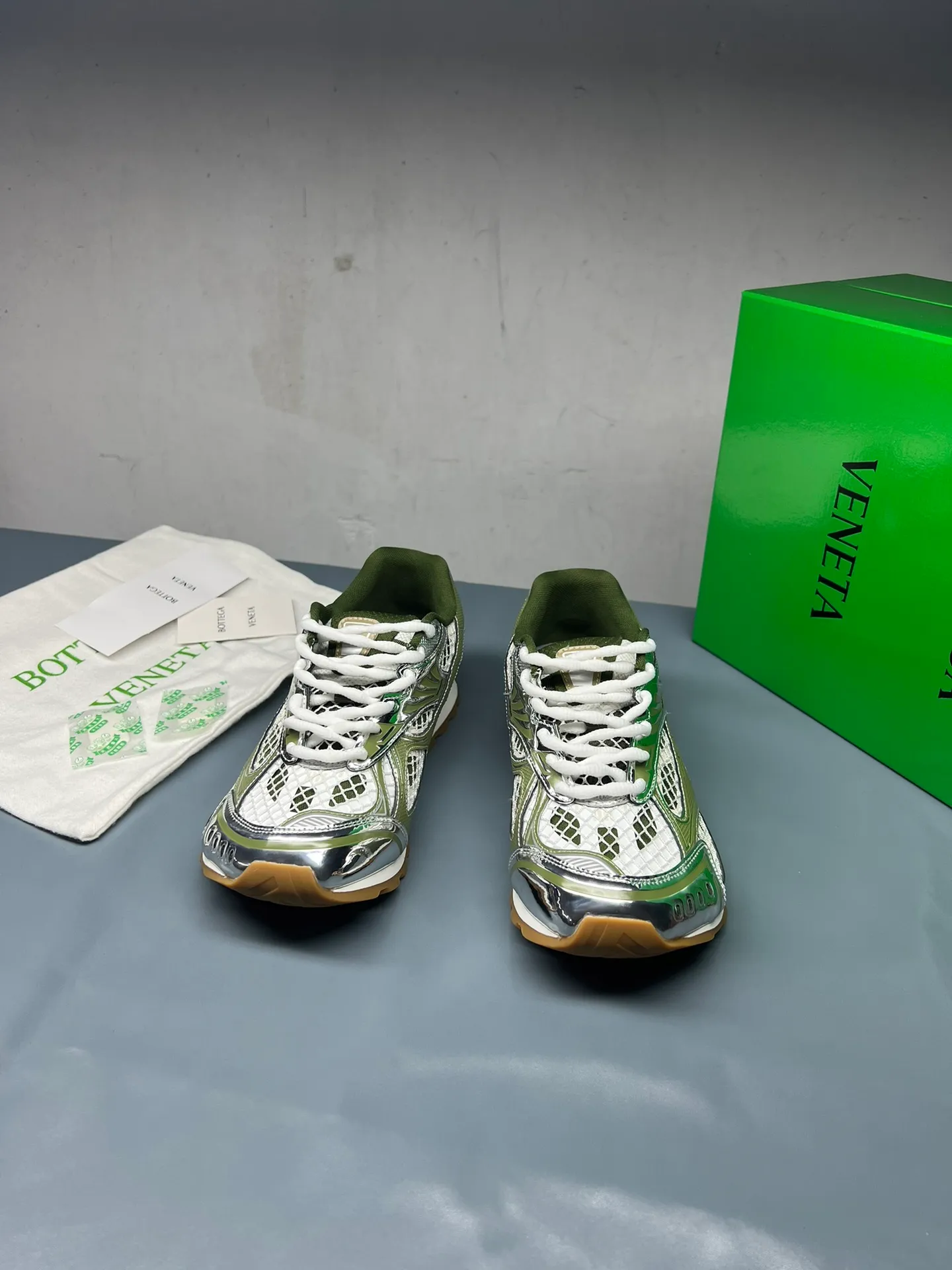 👟👟Ex-factory price 600👟👟 Men's size +10 Real photos 🔥🔥BV Orbit sneakers Wang Yibo's same style couple's dad shoes Runner sneakers, made of lightweight technical mesh fabric. Matched with geometric pattern designed rubber outsole, Wang Zha series high version. Look for the package technology. It is actually a lot taller, but the legs are still slim. Very nice, playable and durable. Matched to the standard💯 Package shoe technology. Look for the high version. The outsole is made of color-blocked TPU outsole. Women's model 35 36 37 38 39 40 41 42 (40 41 42 43 44 45 customized) (Customer logo can be accepted without refund or exchange at a favorable price) Equipped with original packaging